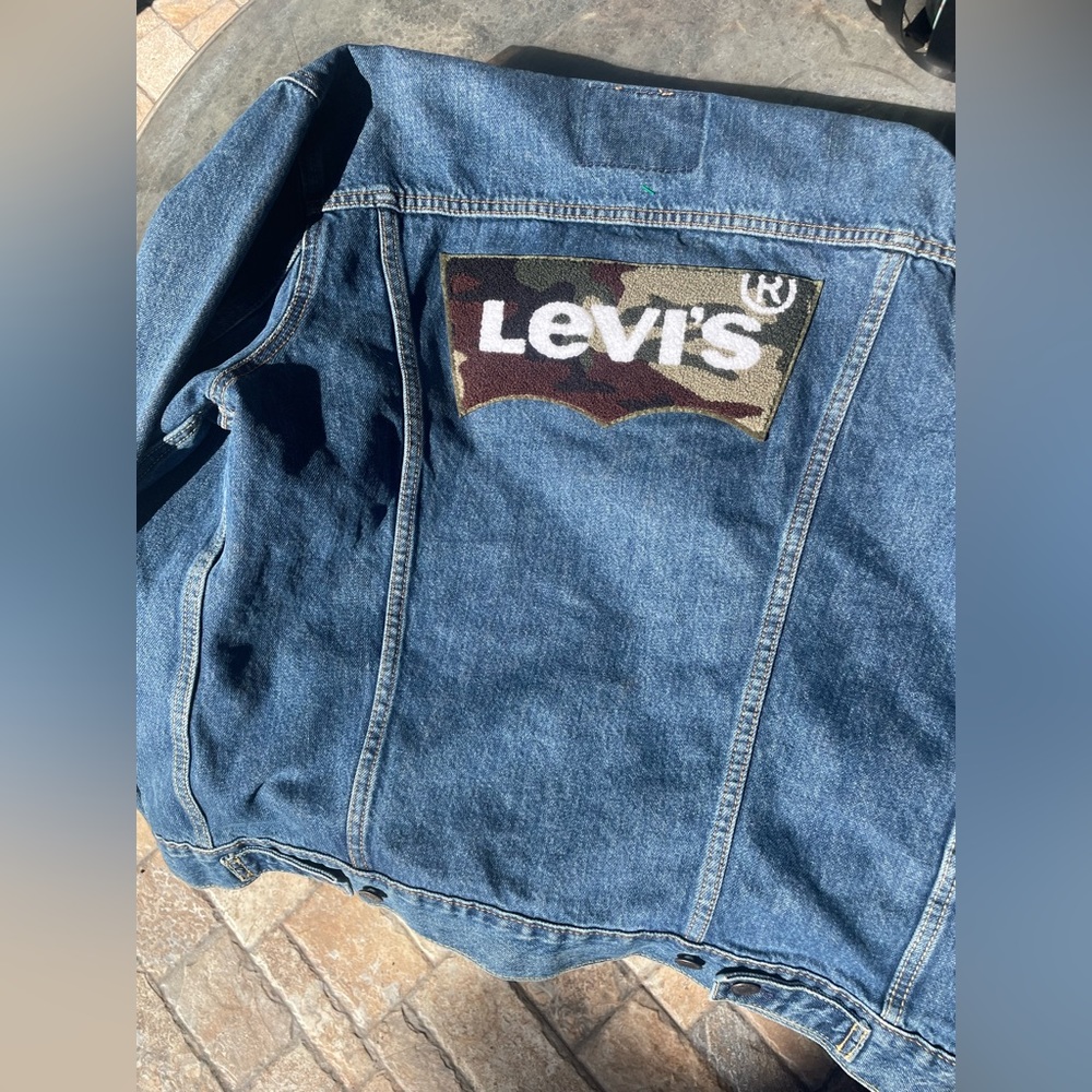 Levi’s men’s trucker jacket with camo embroidery on the back size medium